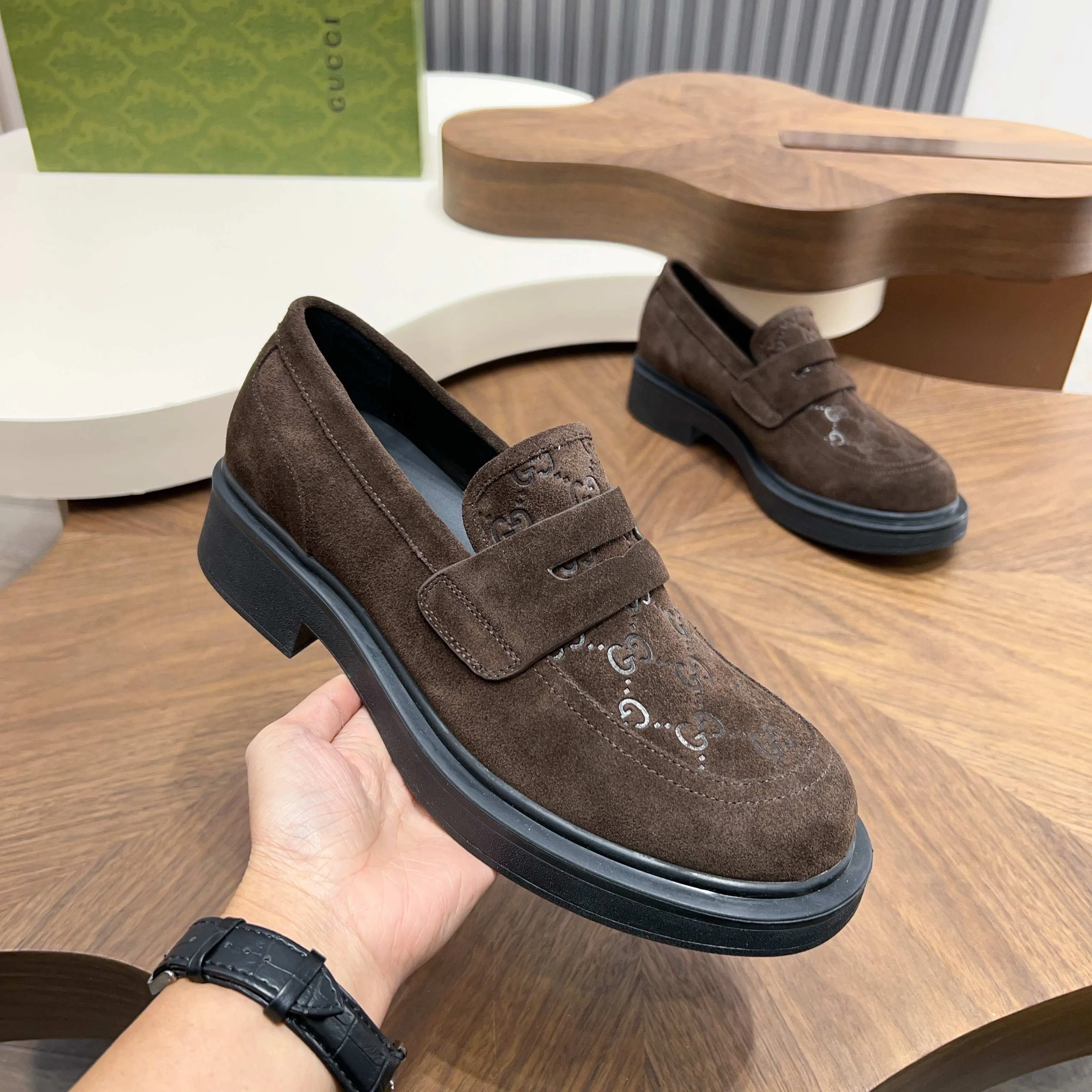 💰780 Gucci/Gucci new men’s lace-up shoes with GG details, matte cow leather derby shoes! The design of this men's lace-up shoe is rooted in the brand's heritage. Crafted from premium waxed cow leather, it is embellished with GG printed embossed suede leather details, a nod to Gucci's iconic monogram. The rubber sole decorated with GG pattern adds a touch of modern fashion to this design. Typical three-joint style design. European and American classic version, full calfskin lining. The overall upper texture is soft and the lining is comfortable and breathable. 2CM thickened soft rubber sole, easy to control. Versatile and stylish upper foot, multiple colors available to meet different matching needs, complete package! Size: 39-40-41-42-43-44 leather shoe size (38.45.46 can be customized)
